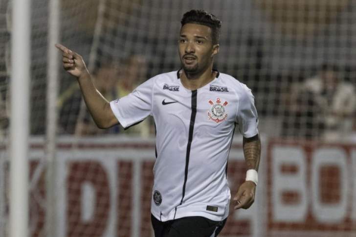 Clayson volta aos treinos e pode reforçar o Corinthians no clássico