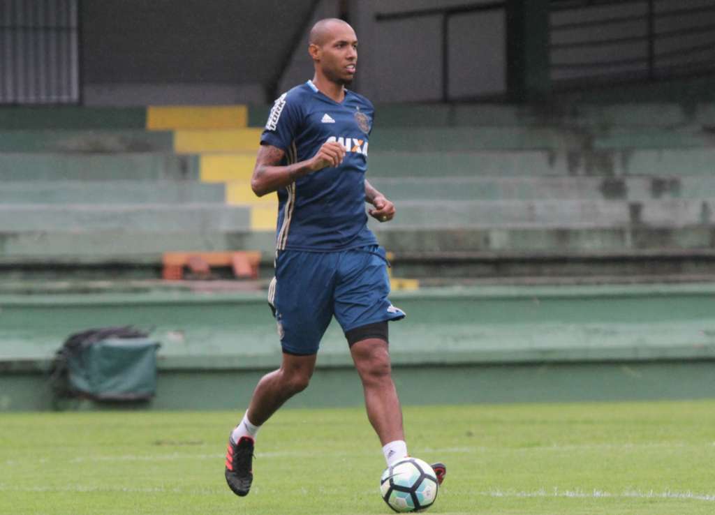 O zagueiro Alan Costa está treinando em separado e não será mais utilizado no Coritiba
