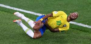 Em 1ª aparição pós-Copa, Neymar vê exagero em críticas e nega desvalorização