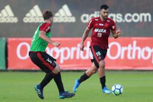 Após cumprirem suspensão, Cuellar e Dourado treinam no Flamengo
