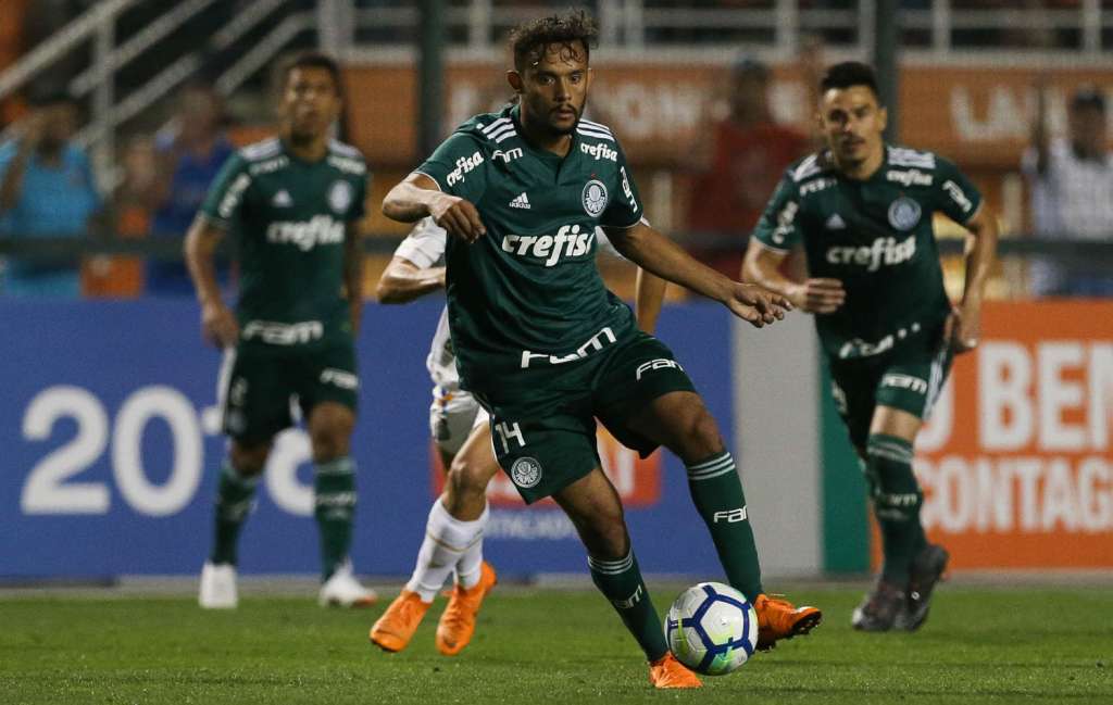 Gustavo Scarpa lamenta empate, mas festeja volta e agradece ao Palmeiras