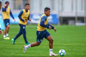 Em busca da titularidade, Marinho foca em grande jogo do Grêmio diante do Vasco
