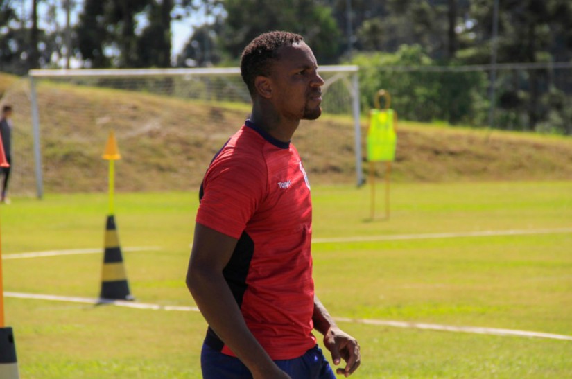 Paraná fica sem opções e tem que reintegrar zagueiro afastado por indisciplina