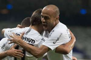 Roger sofre lesão e desfalca o Corinthians em clássico com o São Paulo