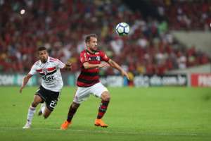 BRASILEIRÃO: De olho na liderança, Flamengo e São Paulo disputam clássicos regionais