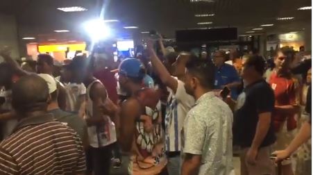 Torcida do Bahia recepciona time no aeroporto e parte para agressão