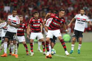 Em momentos distintos, Flamengo e Botafogo duelam em busca de recuperação