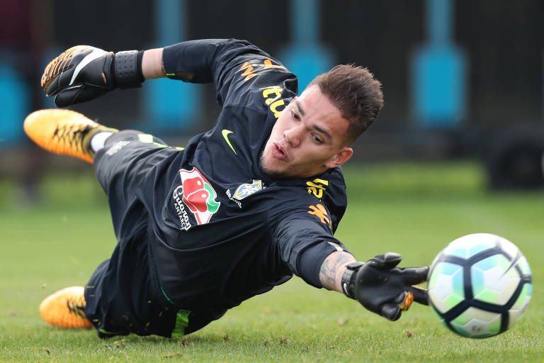 Reserva na Copa do Mundo, Ederson sai em defesa de Neymar e Fernandinho