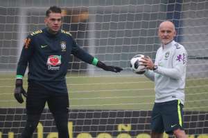 Ederson torce pela permanência de Tite e defende Neymar e Fernandinho de críticas