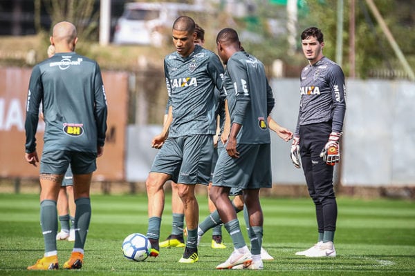 Em treino, Larghi indica Atlético-MG com escalação cautelosa diante do Palmeiras