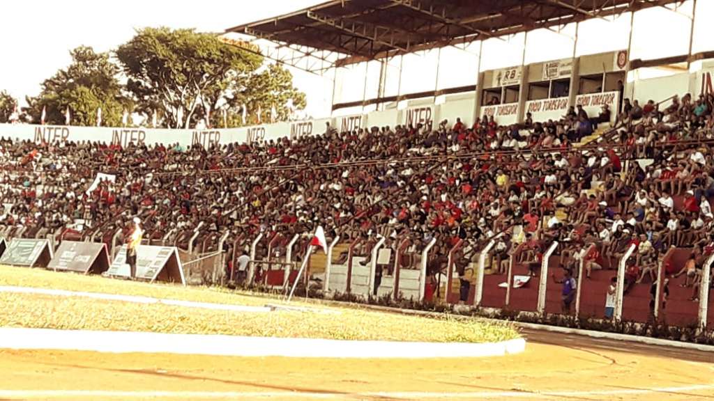 Mais de 2 mil torcedores estiveram no Estádio Socrates Stamato para empurrar os donos da casa