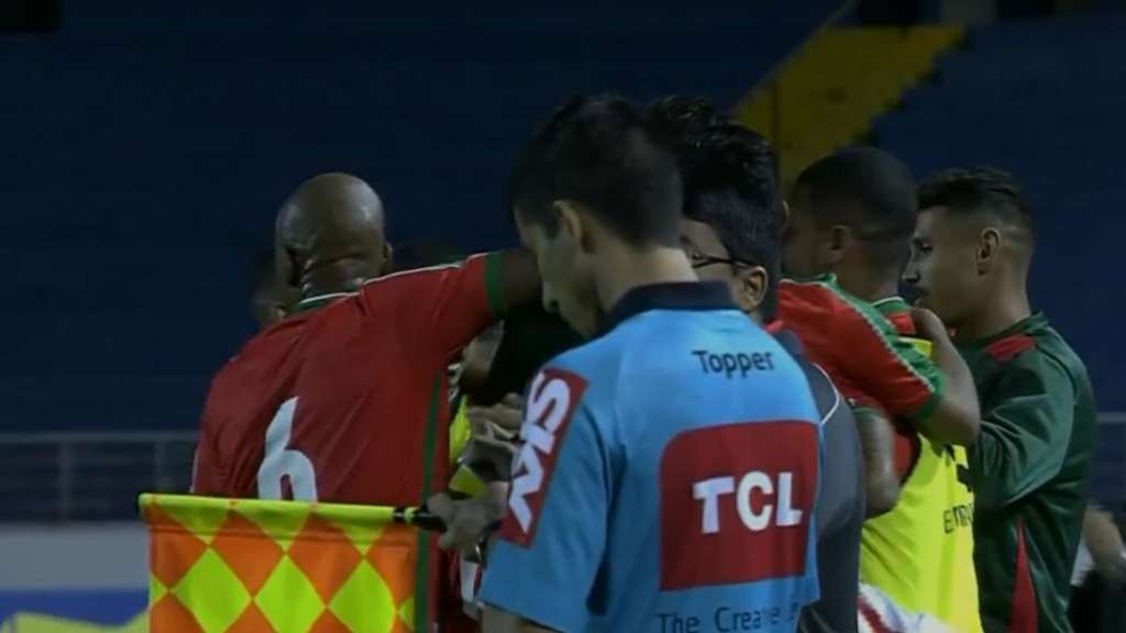 Os jogadores do Boa Esporte comemoram um dos gols marcados sobre a Ponte Preta