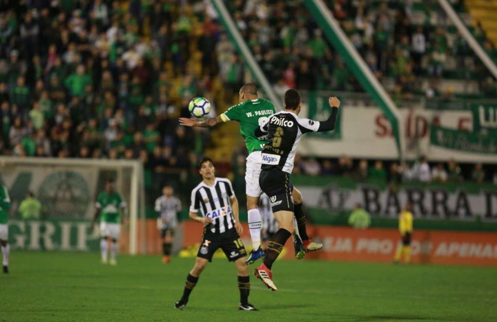 Em jogo sem muitos lances de perigo, Chapecoense e Santos ficaram no empate