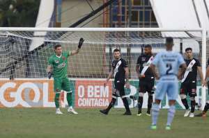 Jorginho destaca raça do Vasco em vitória e se diz feliz com desempenho da defesa