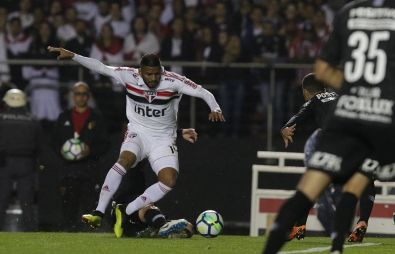 Reinaldo marcou dois gols na goleada do São Paulo no clássico contra o Corinthians