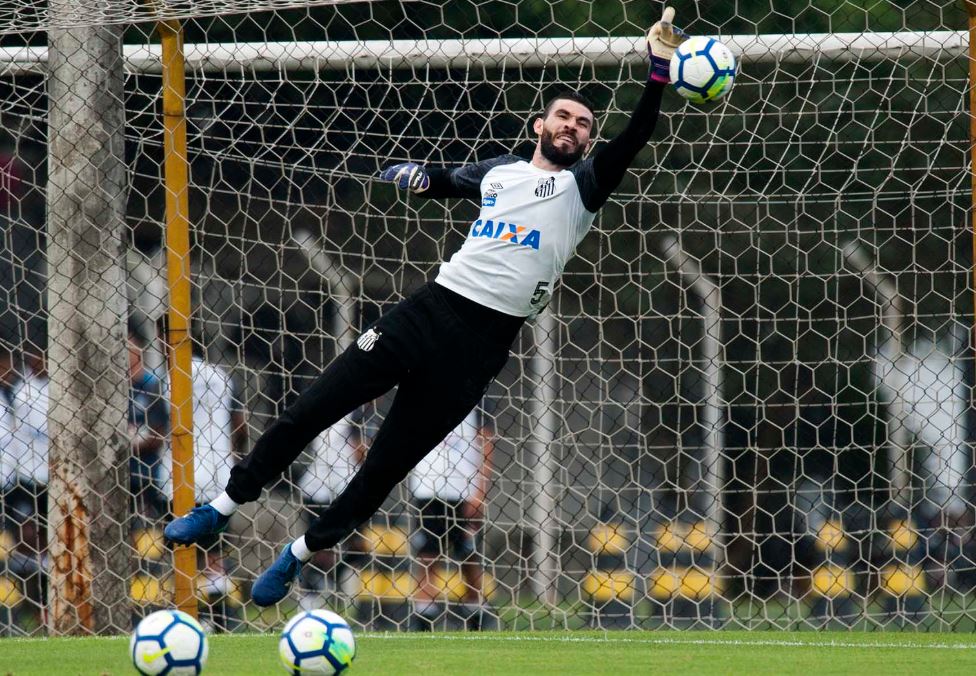 Vanderlei teve mais uma atuação de destaque e impediu a derrota do Santos para a Chapecoense