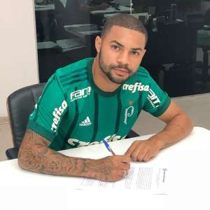 Palmeiras acerta com lateral Lucas Minele, de 19 anos, do Corinthians