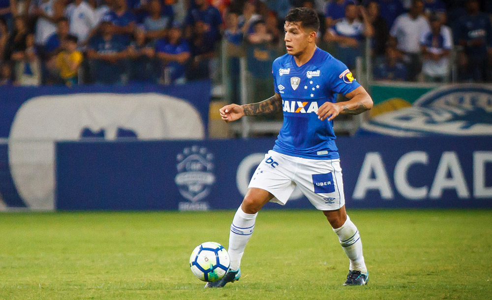 Lucas Romero pede mais atenção ao Cruzeiro após gols sofridos em viradas