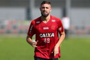 Léo Duarte exalta aprendizado com 'concorrente' Juan no Flamengo