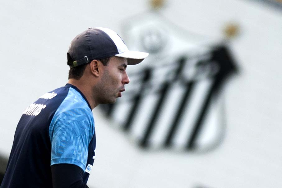 Jair culpa demora na chegada de reforços por resultados ruins do Santos