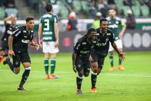 CBF nega orientação para árbitros coibirem comemoração de gol no Brasileirão