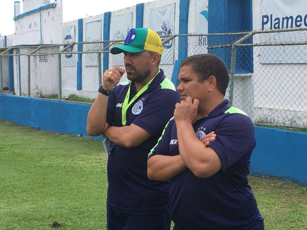 Após reunião com a diretoria, técnico Luizinho Lopes deixa o Confiança na Série C