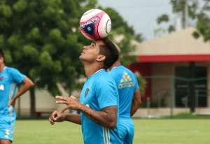 Com elenco contestado, Flamengo negocia com dupla de meio-campistas