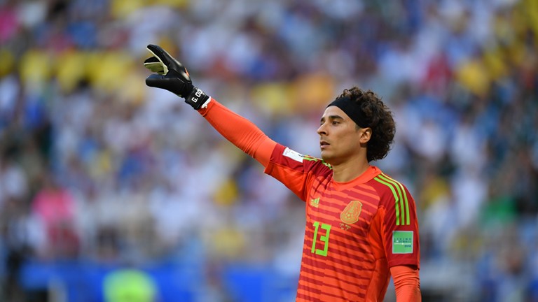 Italiano: Napoli mostra interesse pelo goleiro Ochoa, destaque do México na Copa do Mundo