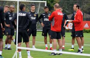 Aguirre poupa Nenê e Hudson e esboça time do São Paulo para encarar o Grêmio