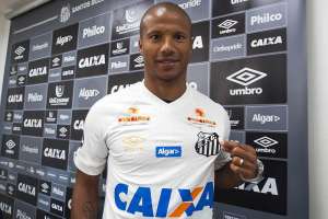 Sánchez exalta história do Santos e celebra contato com Pelé: 'É um luxo'