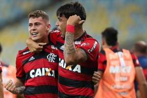 BRASILEIRÃO: Para manter a liderança na tabela, Flamengo visita Santos