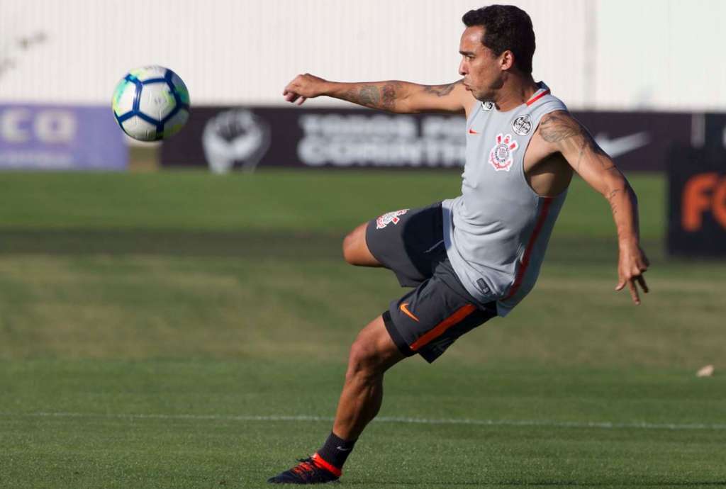 Contra o Cruzeiro, Jadson vai voltar a atuar mais centralizado no meio-campo