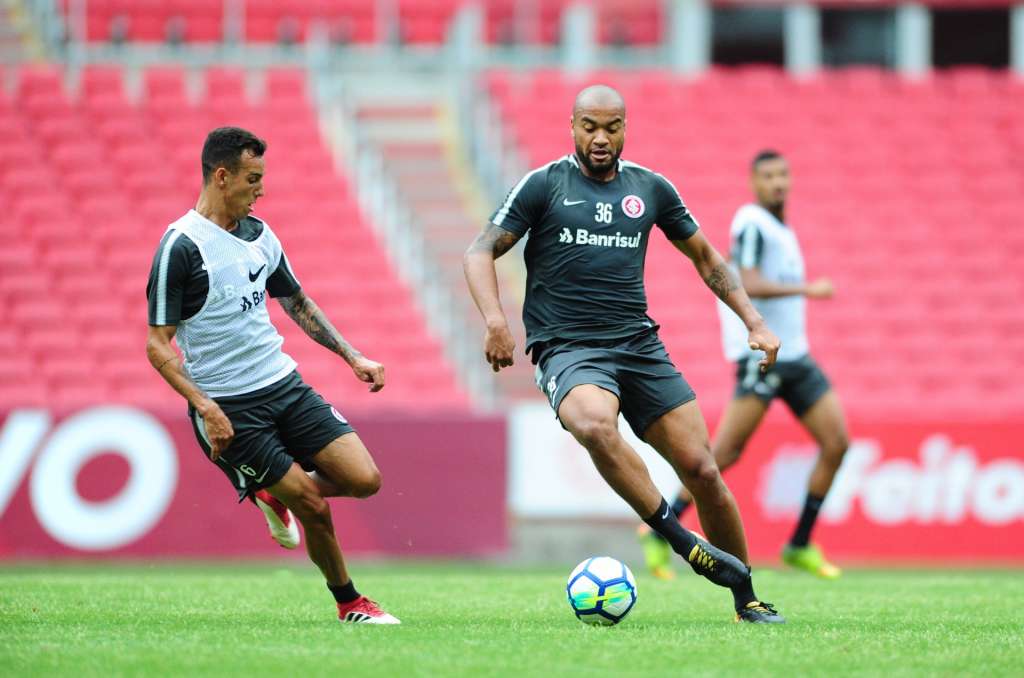 O zagueiro Rodrigo Moledo voltou a treinar com bola, mas ainda não sabe se vai jogar na quinta-feira