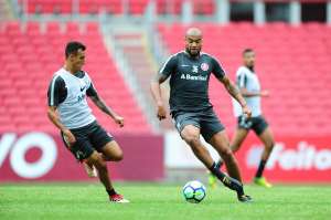 Rodrigo Moledo volta a treinar com bola na reapresentação do Internacional