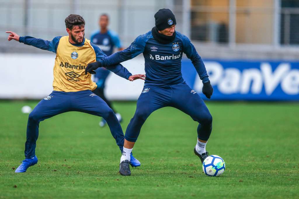 O lateral Juninho Capixaba (de colete) realizou seu primeiro treinamento no Grêmio