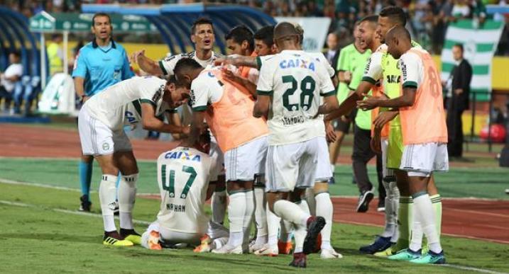 Coxa festejou muito o gol que garantiu sua primeira vitória fora de casa. Bateu no Goiás, em Goiânia