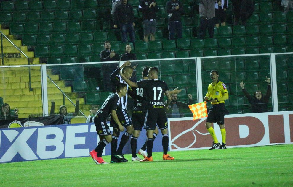 O zagueiro Cleberson comemora o gol marcado na vitória do Figueirense sobre o Vila Nova