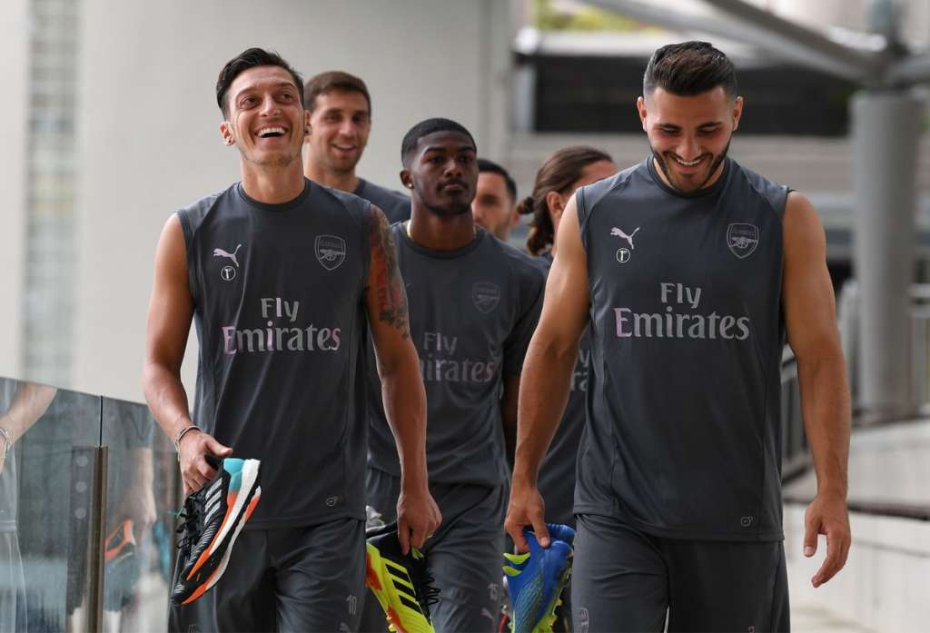 Em Cingapura com o Arsenal, Özil evita falar sobre aposentadoria da seleção alemã