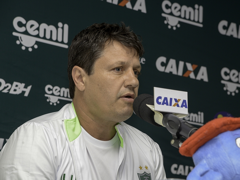 Em semana tumultuada, América-MG apresenta o técnico Adilson Batista
