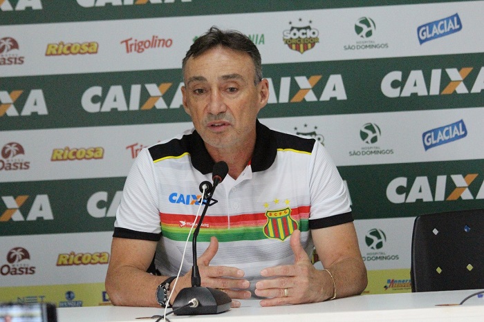 Série B: Sampaio Corrêa acerta saída do técnico Roberto Fonseca