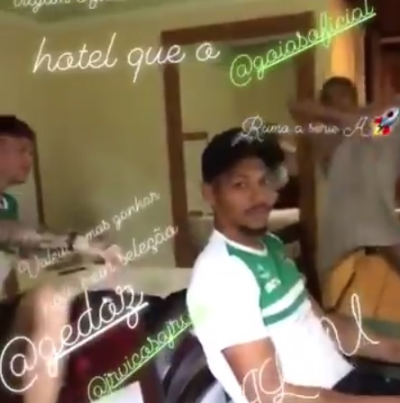 Vídeo aparece mulher na concentração com jogadores esmeraldinos