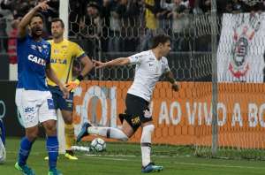 Loss ignora pressão e diz que Pedrinho é reserva por opção tática no Corinthians