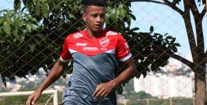 Corinthians estuda contratação do lateral Maguinho, que está no Vila Nova