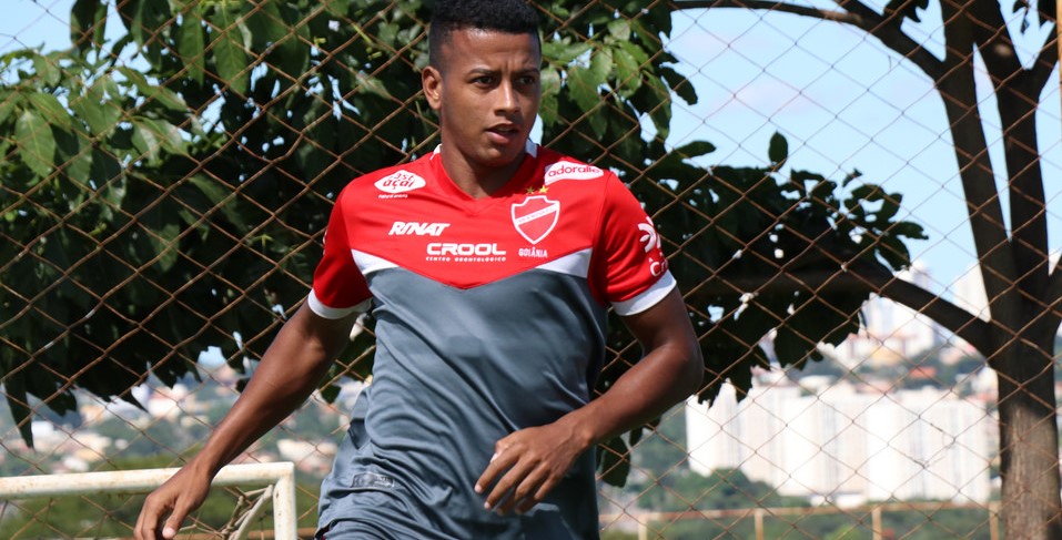 Corinthians estuda contratação do lateral Maguinho, que está no Vila Nova