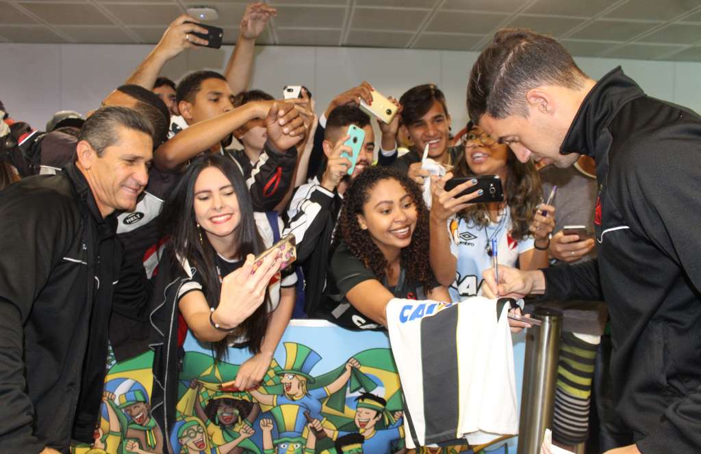 Dezenas de torcedores recepcionaram a delegação cruzmaltina em Brasília