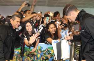 Apesar da derrota, Vasco é recepcionado com festa em Brasília