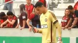 Por celular em campo, STJD pune Atlético-PR e goleiro vira desfalque no domingo