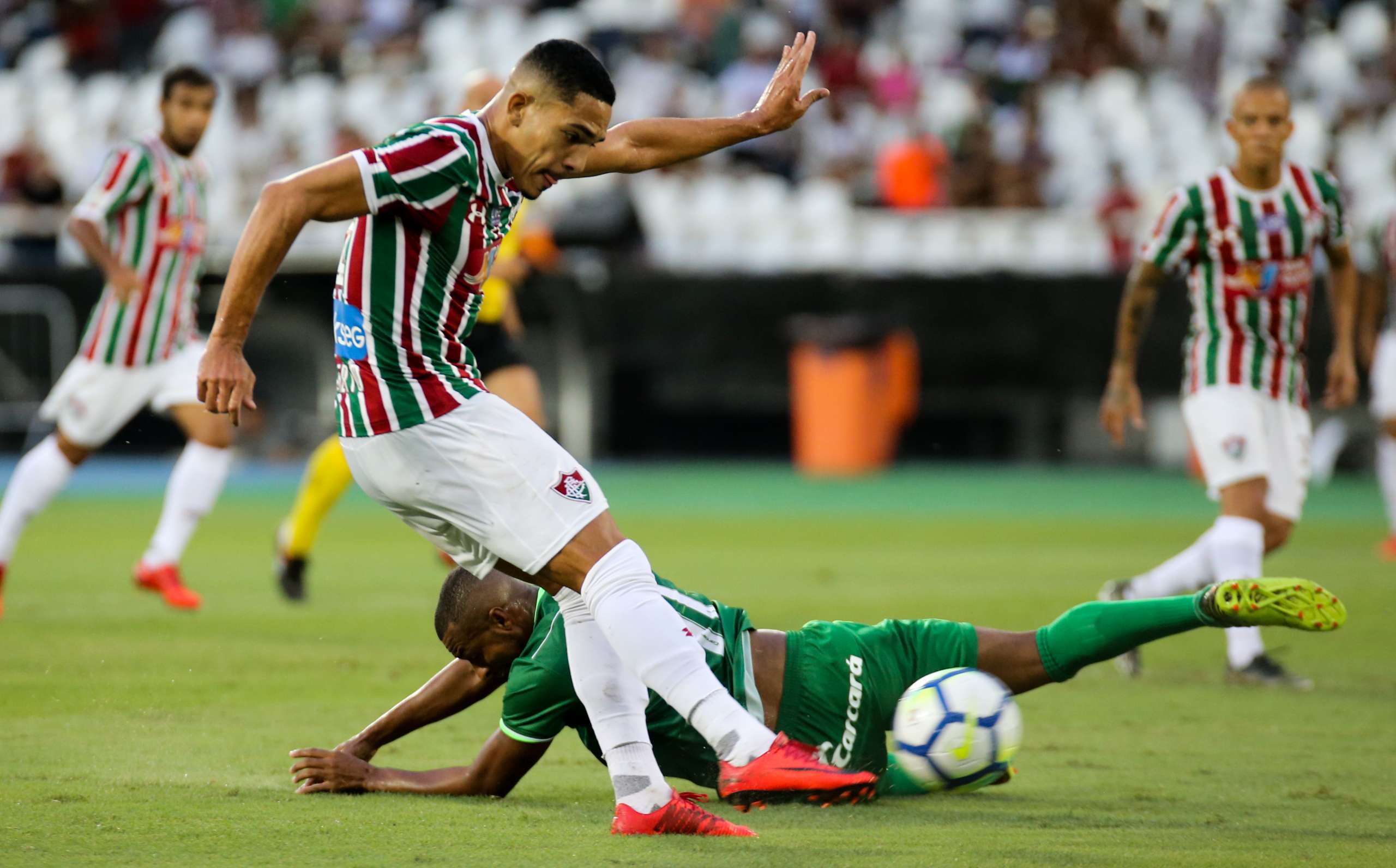 Gilberto revela dores no tornozelo e volta a preocupar o Fluminense