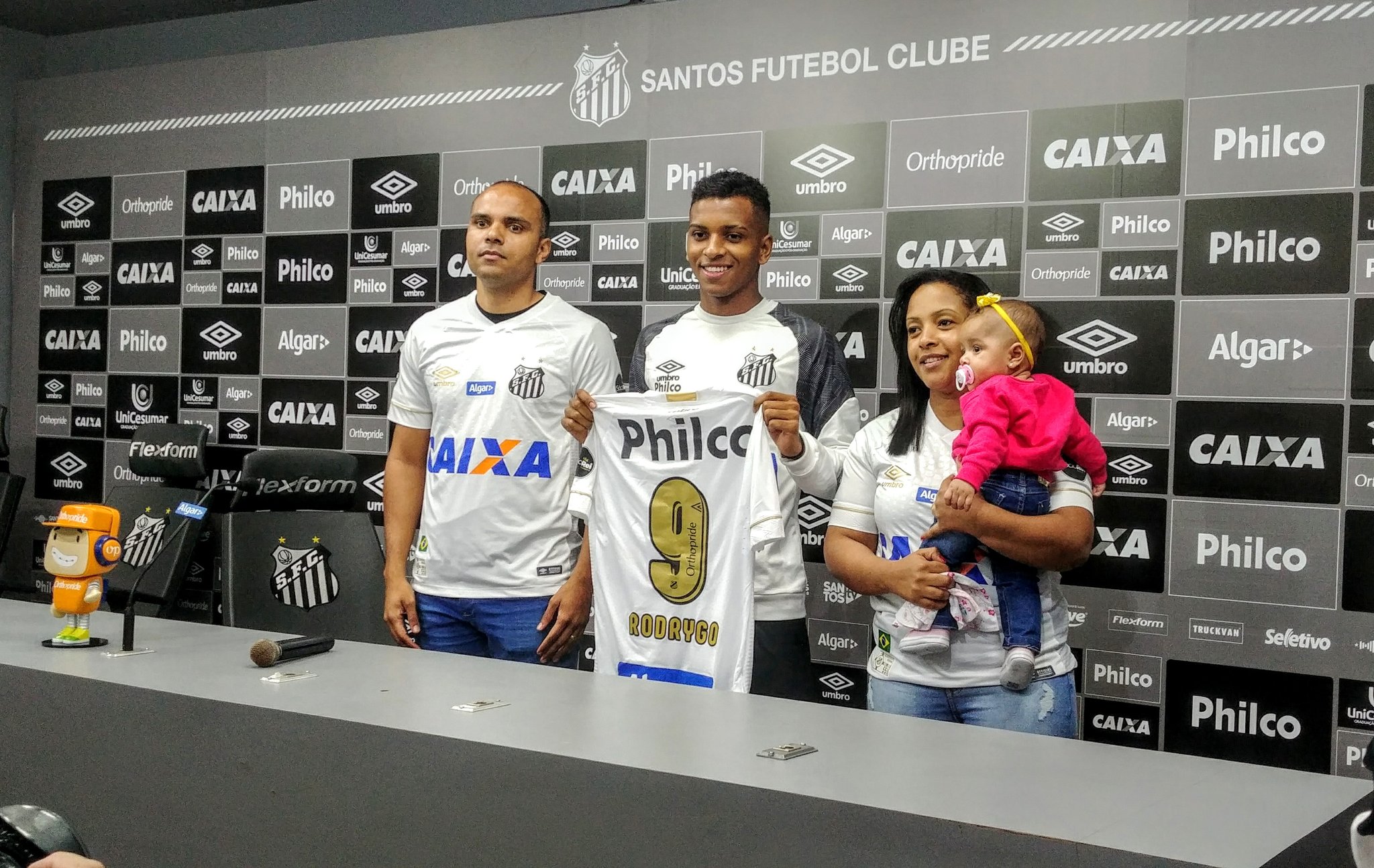 Diretoria faz surpresa e entrega a camisa 9 do Santos para Rodrygo
