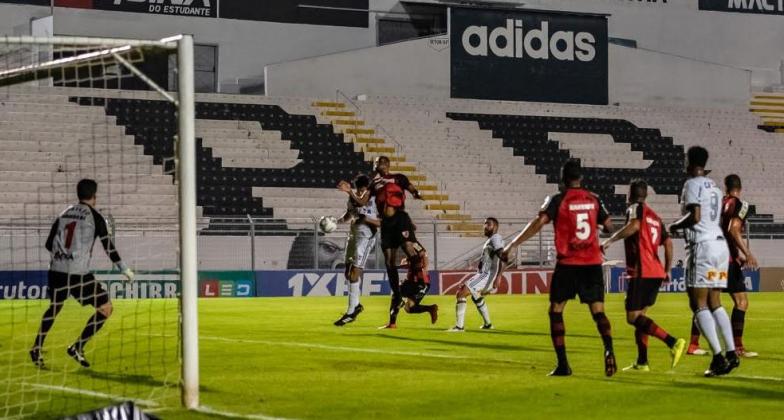 Ponte Preta recebeu Oeste com portões fechados e rojão caiu perto do bandeirinha. Foto: Fabio Leoni